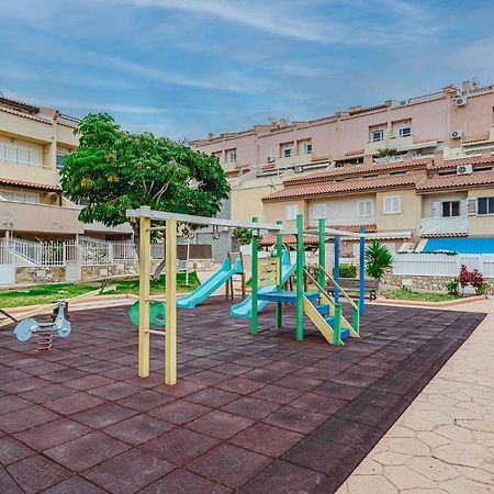 Yellow 3 Bedroom Large Apartment For 10 Guests Адехе Экстерьер фото