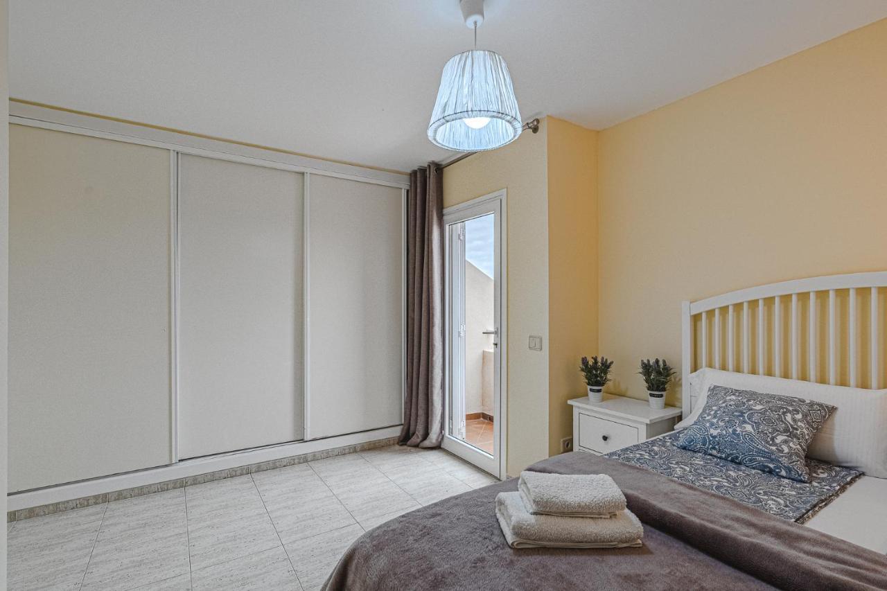 Yellow 3 Bedroom Large Apartment For 10 Guests Адехе Экстерьер фото