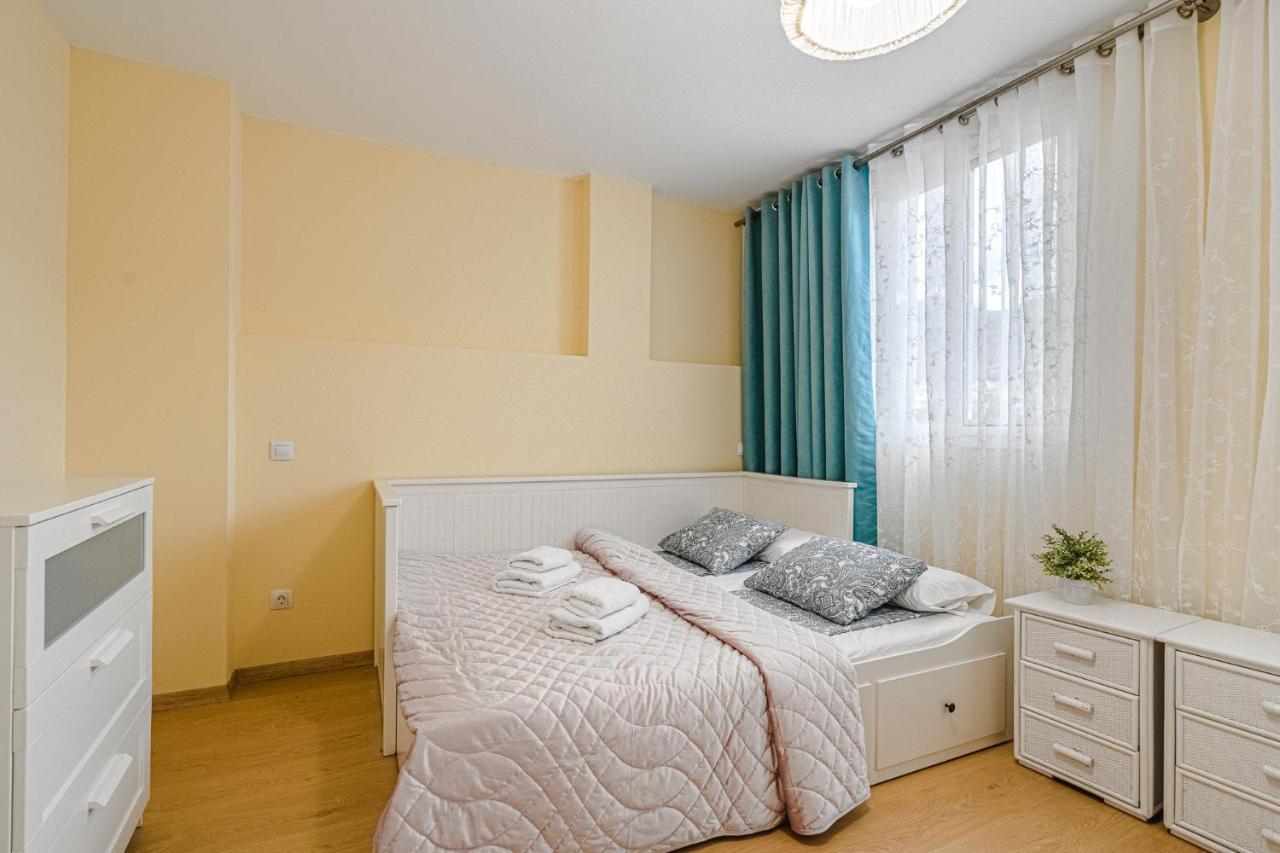 Yellow 3 Bedroom Large Apartment For 10 Guests Адехе Экстерьер фото